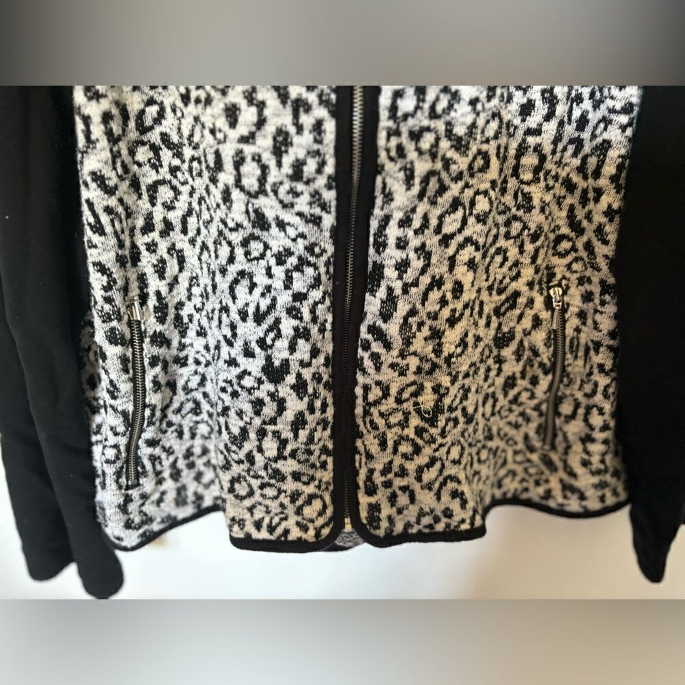 Zenergy by Chico's Leopard Print Zip Hoodie Pockets Chico's Size 2 Black White - Picture 11 of 12